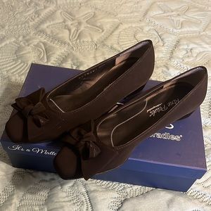 (#102) NWT ladies black flats by Rose Petals (by walking cradles). Size 6 1/2N